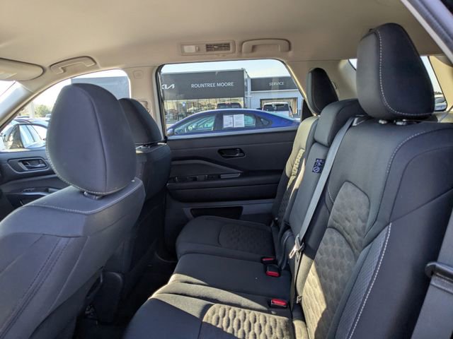Used 2025 Nissan Pathfinder SV image 13