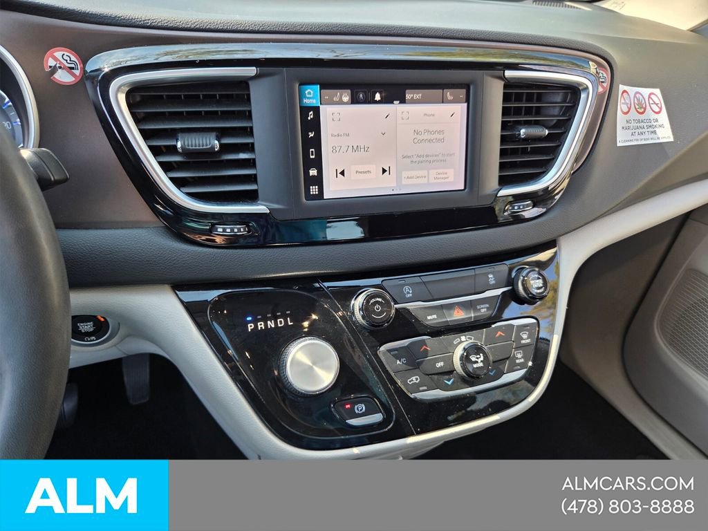 Used 2022 Chrysler Voyager LX image 23