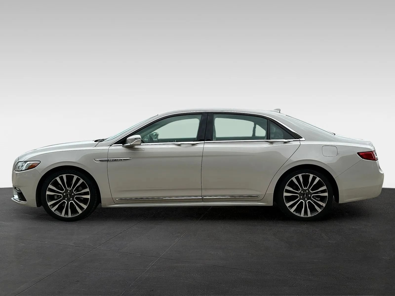 Used 2019 Lincoln Continental Select w/ Continental Climate Package FWD image 4