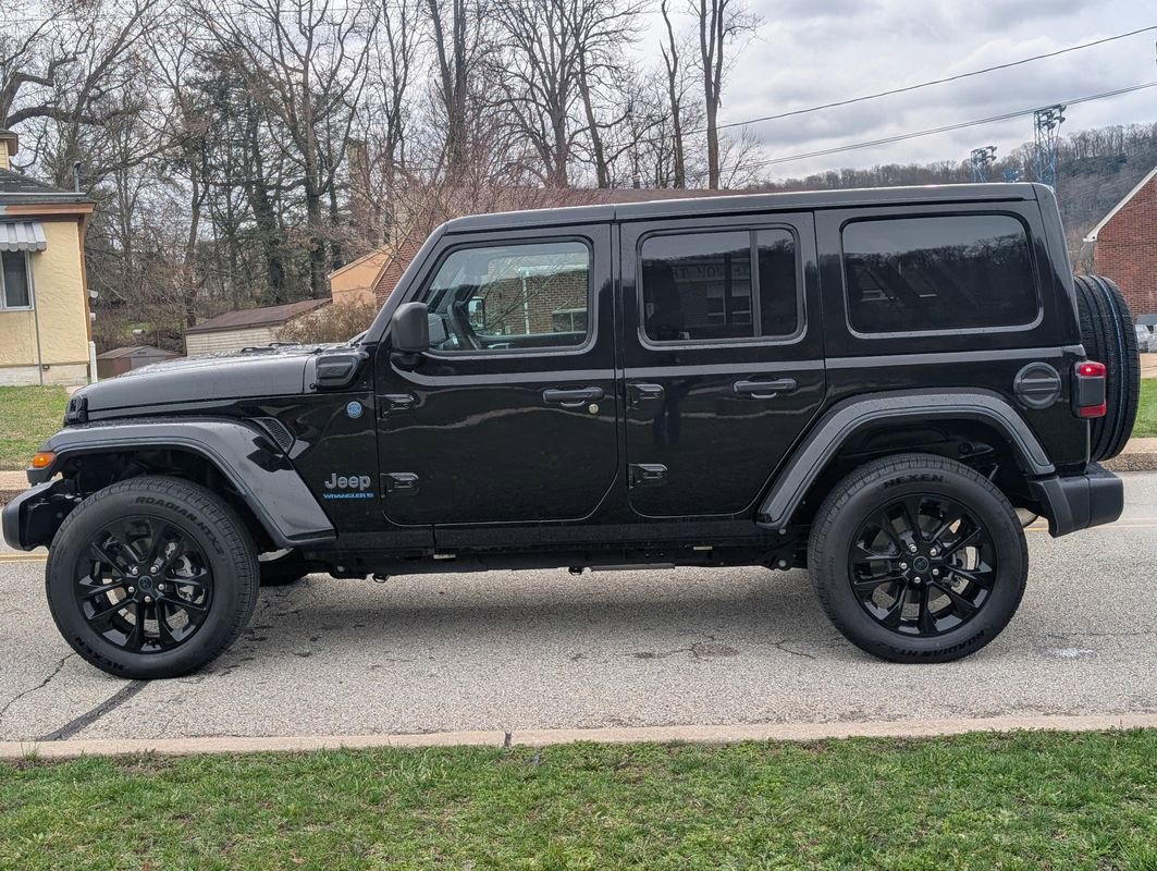 Used 2025 Jeep Wrangler Unlimited Sahara w/ Safety Group image 7