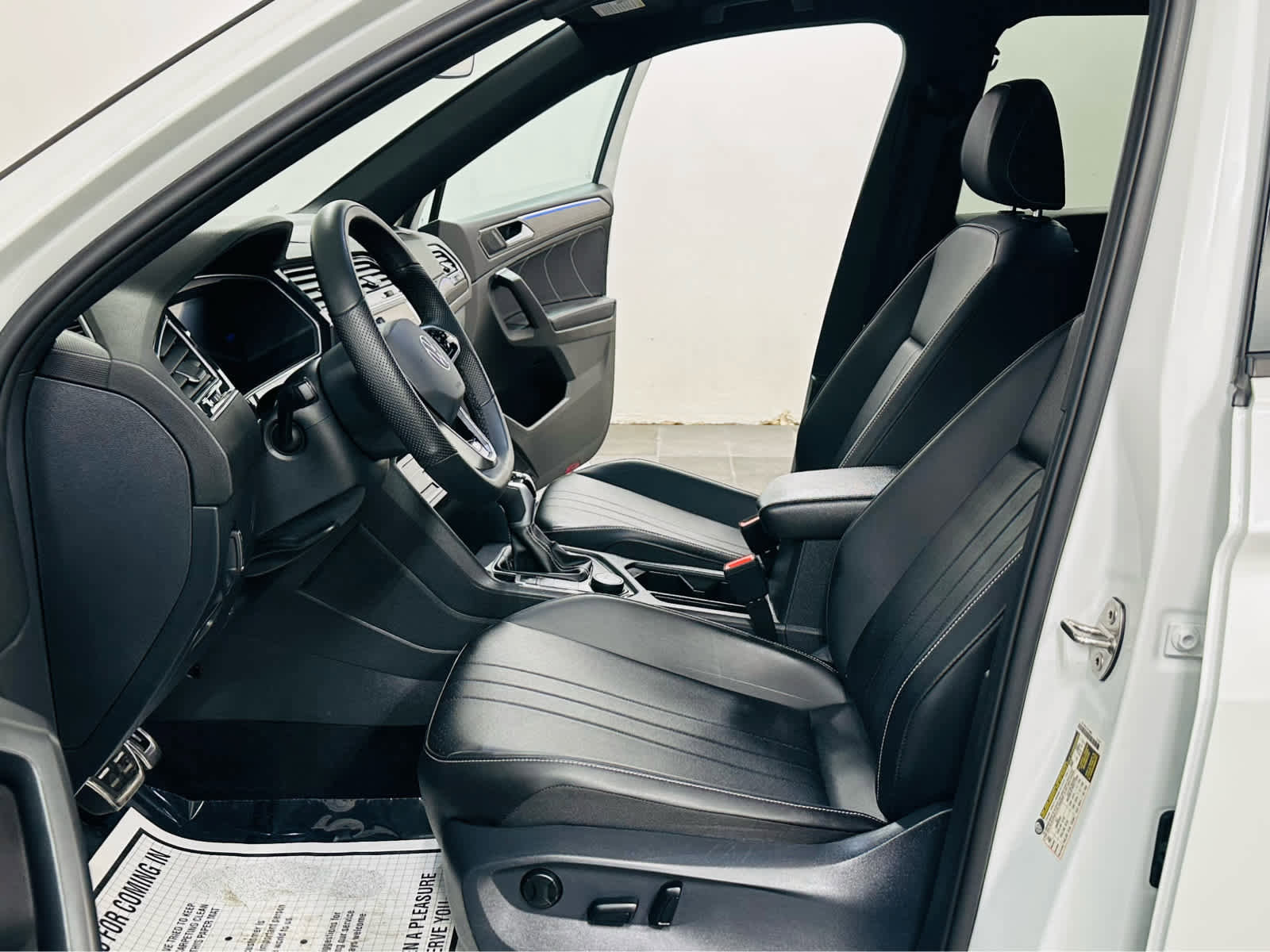 Certified 2024 Volkswagen Tiguan SE R-Line image 9