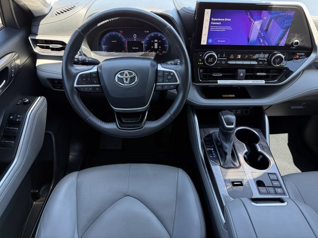 Used 2024 Toyota Highlander Platinum FWD image 11