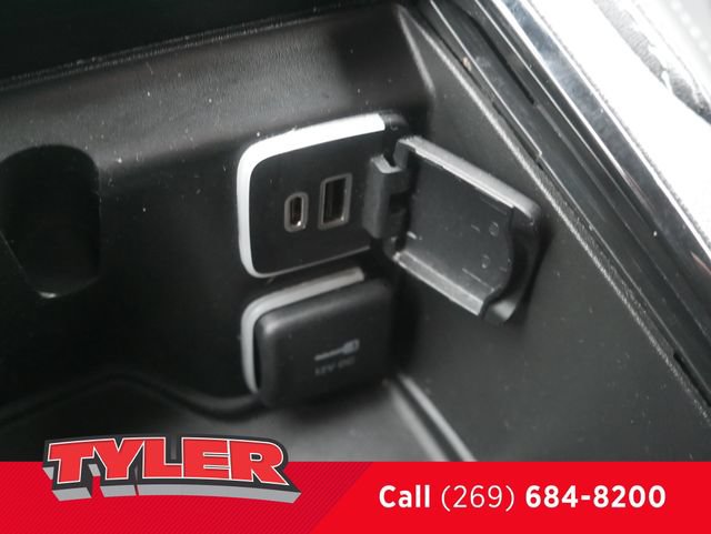 Used 2025 Chrysler Pacifica Limited FWD image 33