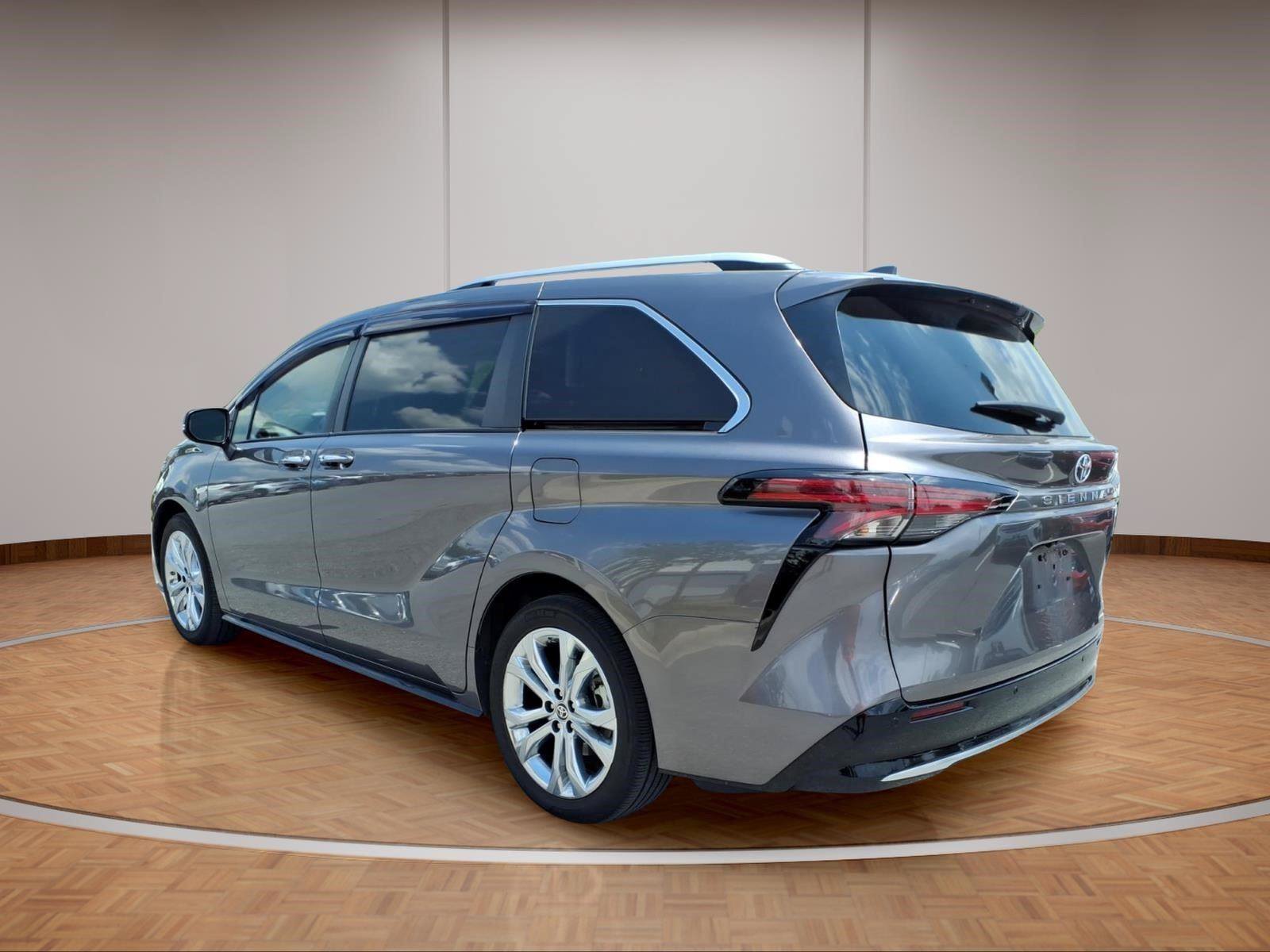 Used 2022 Toyota Sienna Platinum FWD image 4
