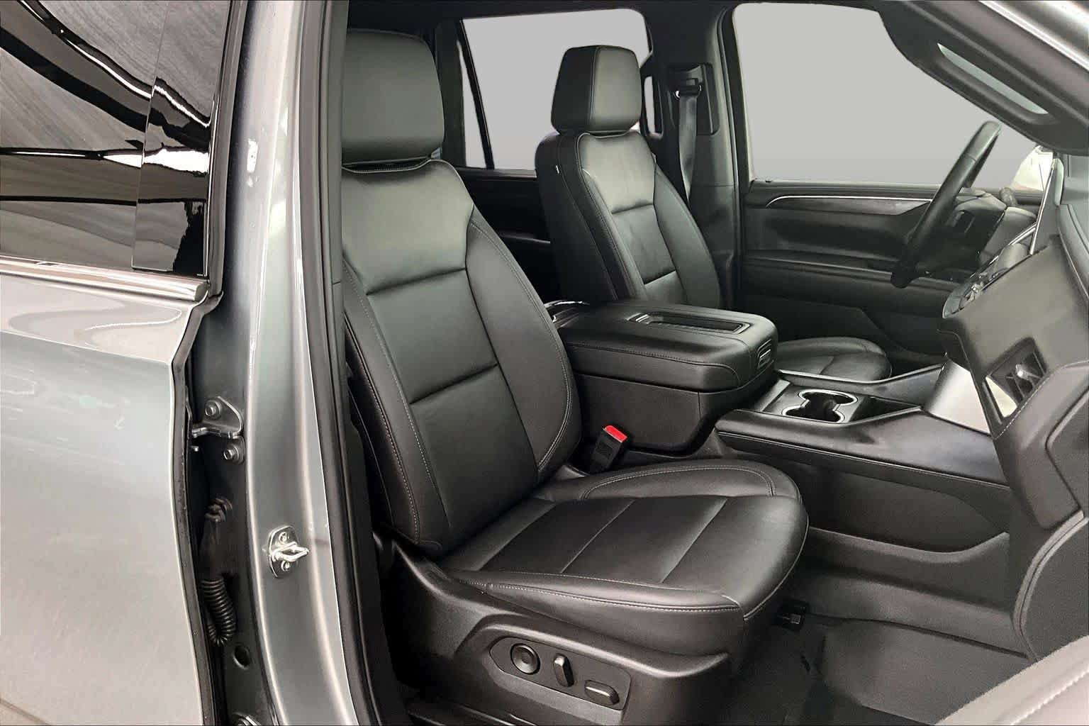Used 2024 Chevrolet Tahoe LT w/ Luxury Package RWD image 9