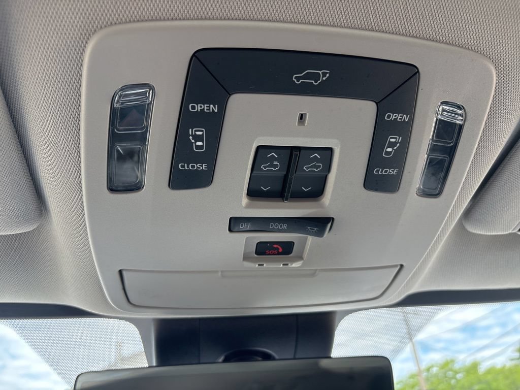 Used 2023 Toyota Sienna Limited AWD/4WD image 28