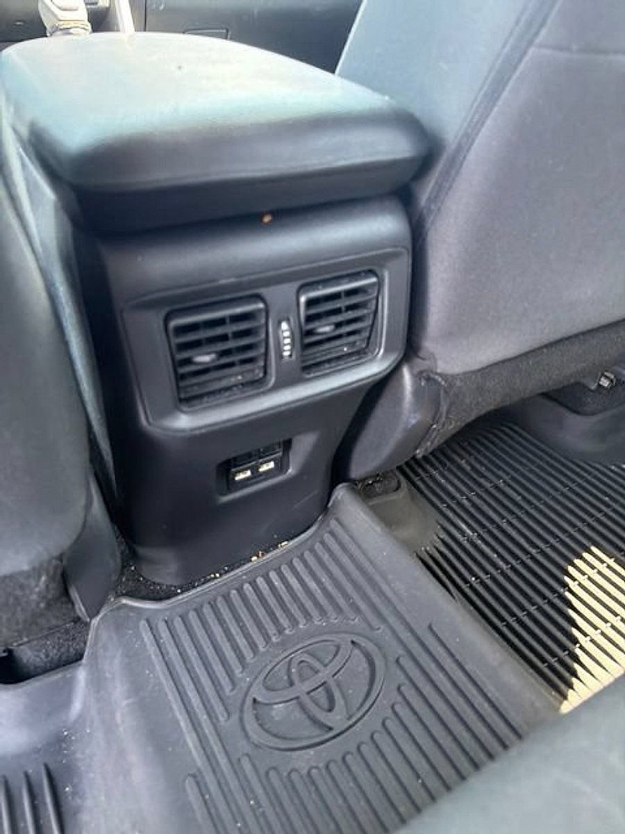 Used 2021 Toyota RAV4 XLE AWD/4WD image 18