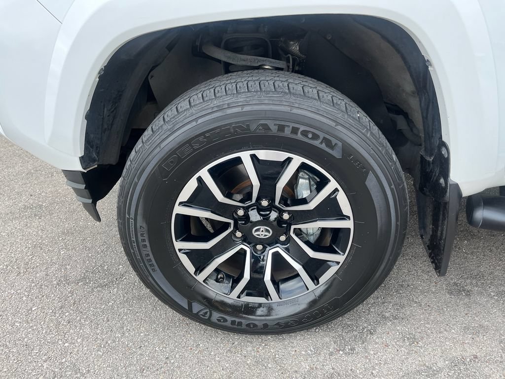 Used 2020 Toyota Tacoma TRD Sport w/ TRD Premium Sport Package AWD/4WD image 31