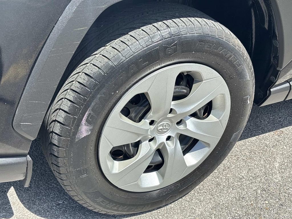 Used 2019 Toyota RAV4 LE FWD image 9