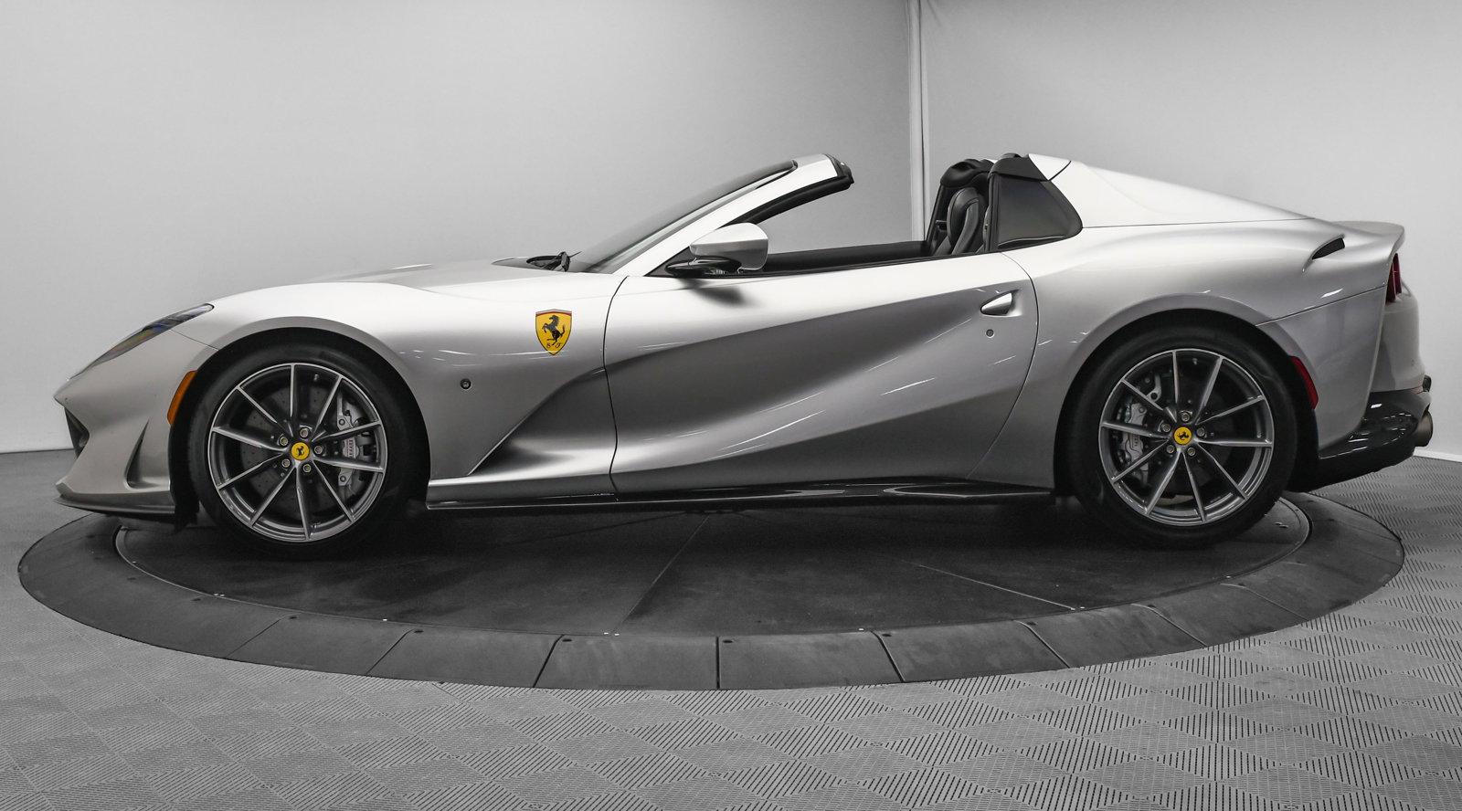 Used 2022 Ferrari 812 GTS RWD image 4