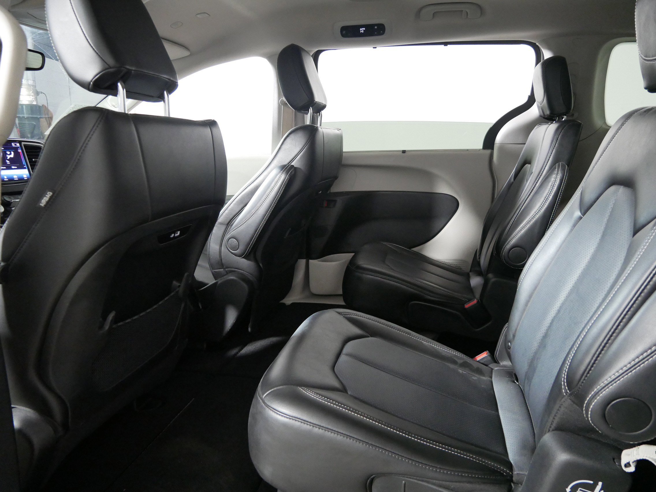 Used 2024 Chrysler Pacifica Touring-L image 32