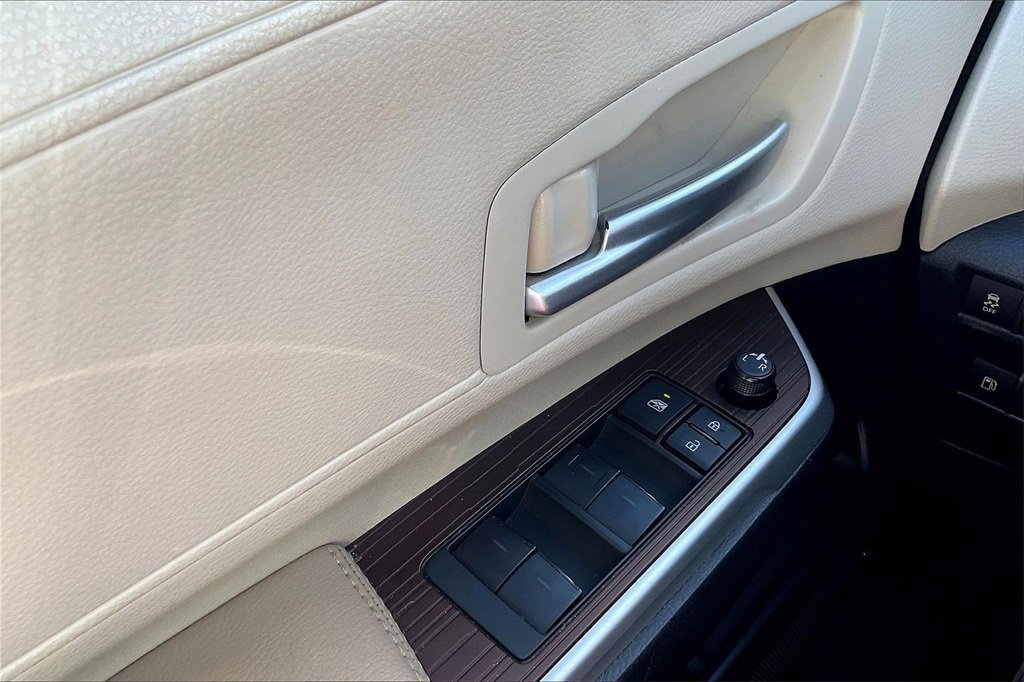 Used 2024 Toyota Sienna XLE image 41