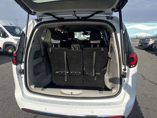 Used 2024 Chrysler Pacifica Touring-L image 7