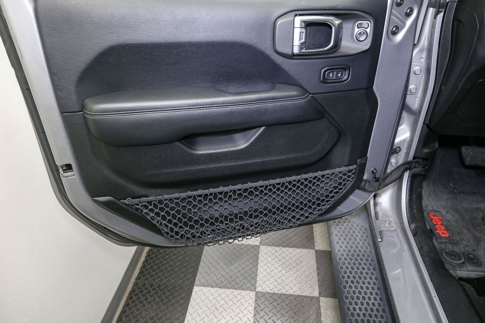 Used 2018 Jeep Wrangler Unlimited Sahara w/ Uconnect 4C Nav & Sound Group AWD/4WD image 33