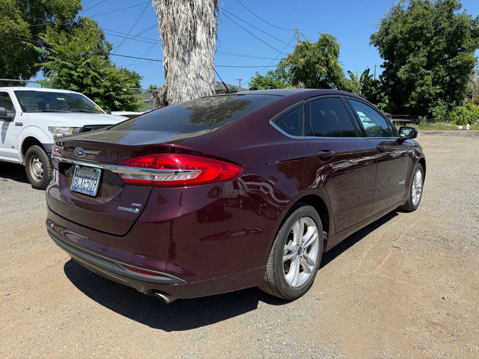 Used 2018 Ford Fusion SE FWD image 2