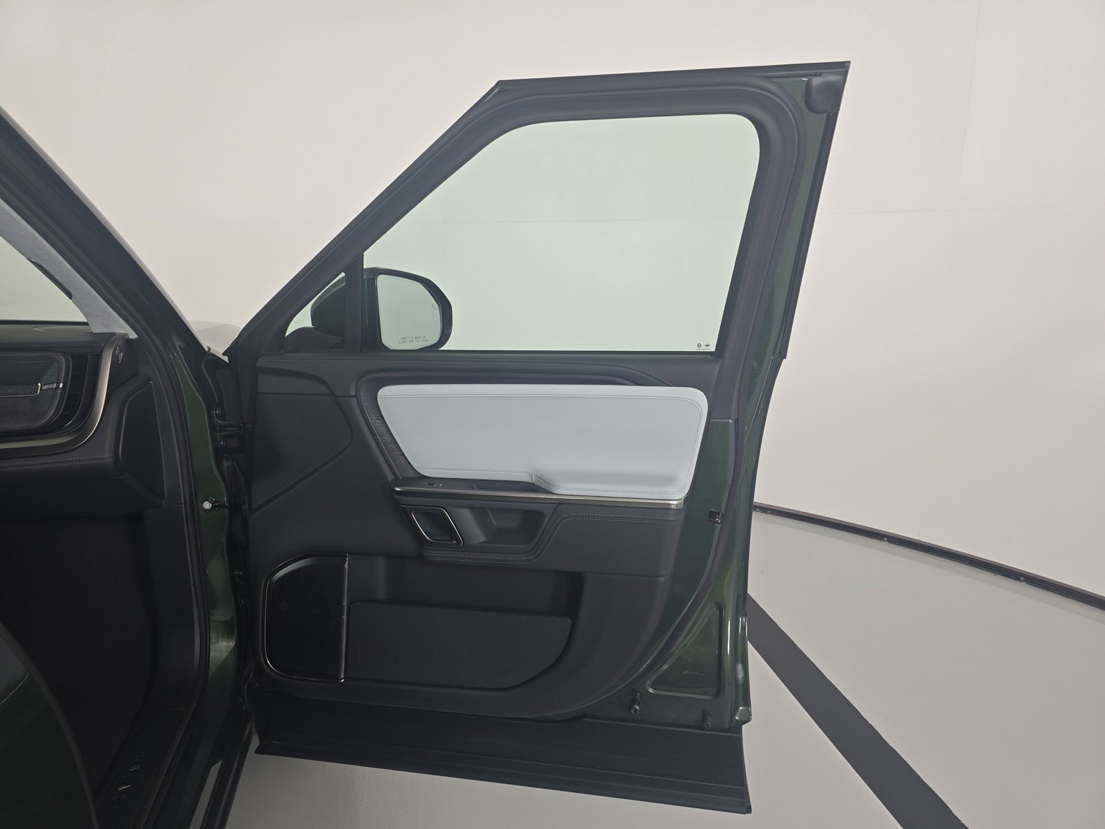 Used 2024 Rivian R1S Adventure AWD/4WD image 18