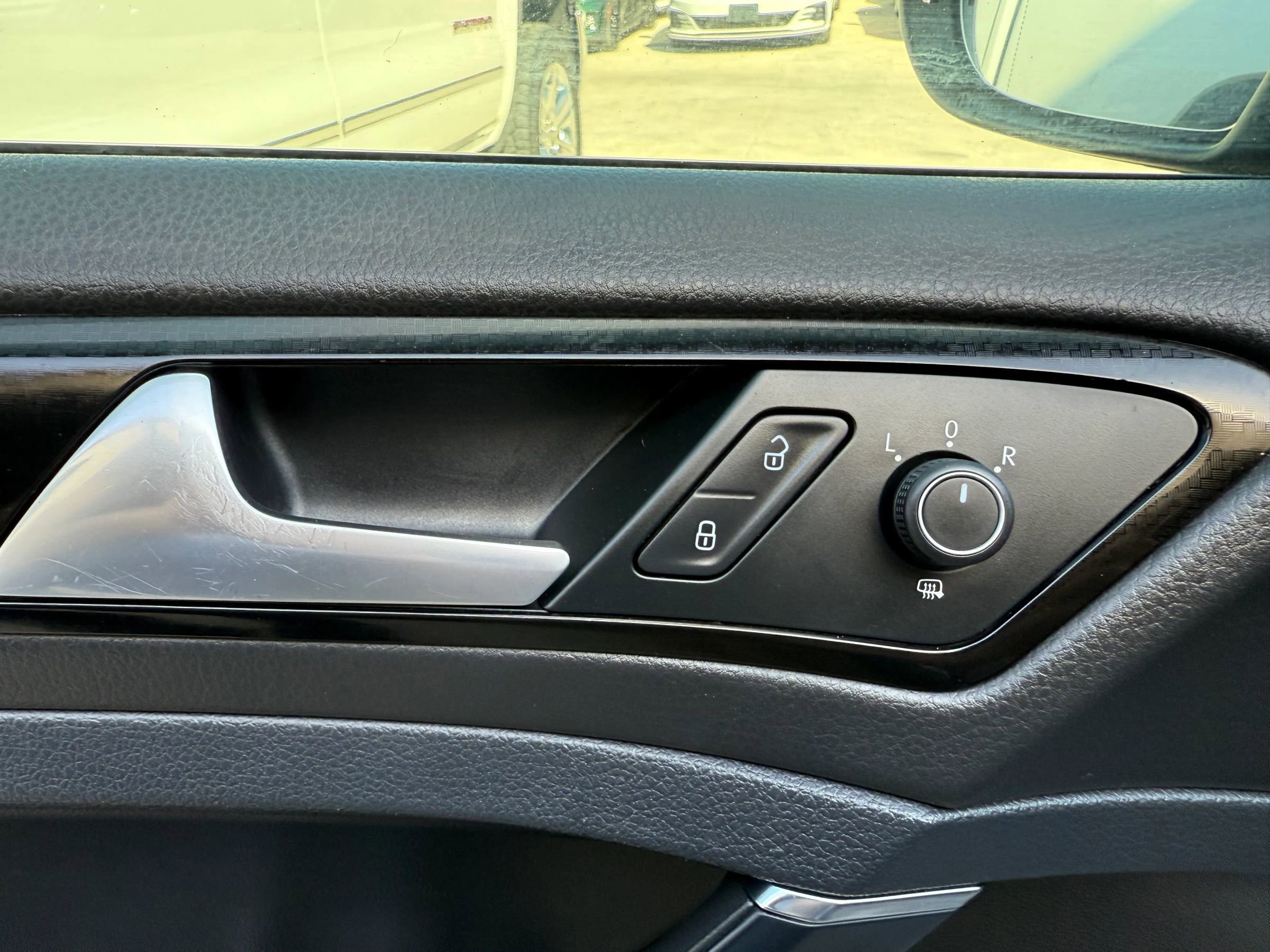 Used 2015 Volkswagen Golf R 4-Door image 33