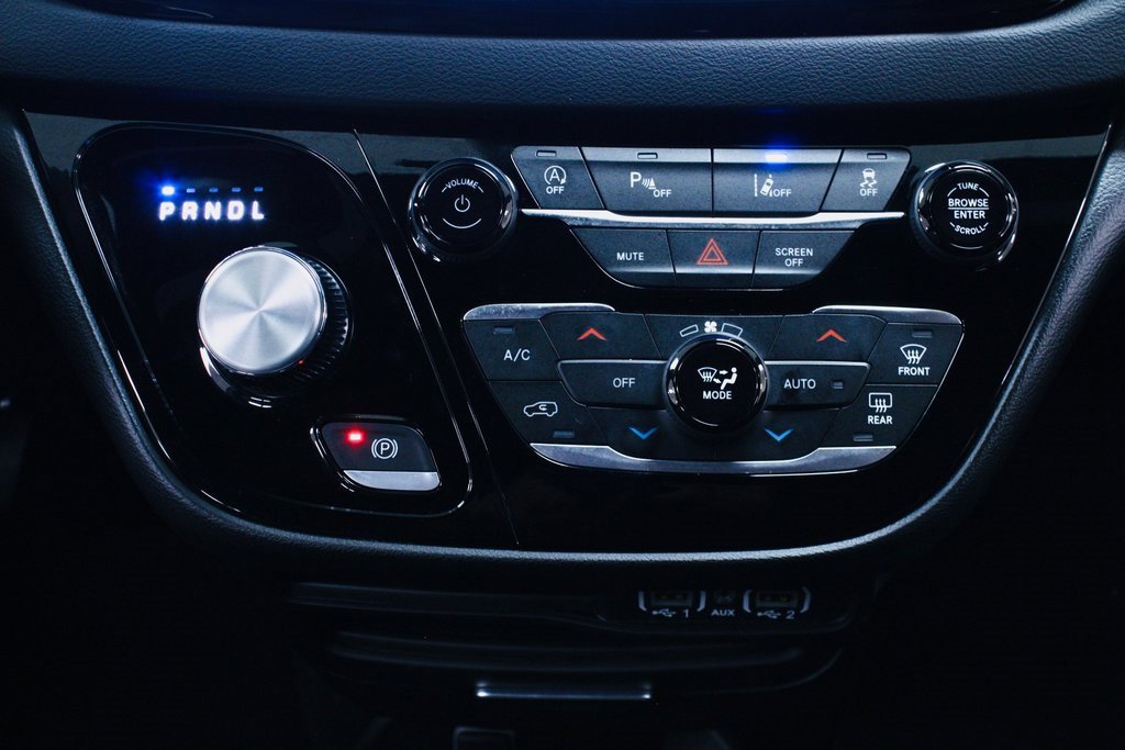 Used 2025 Chrysler Pacifica Select image 27