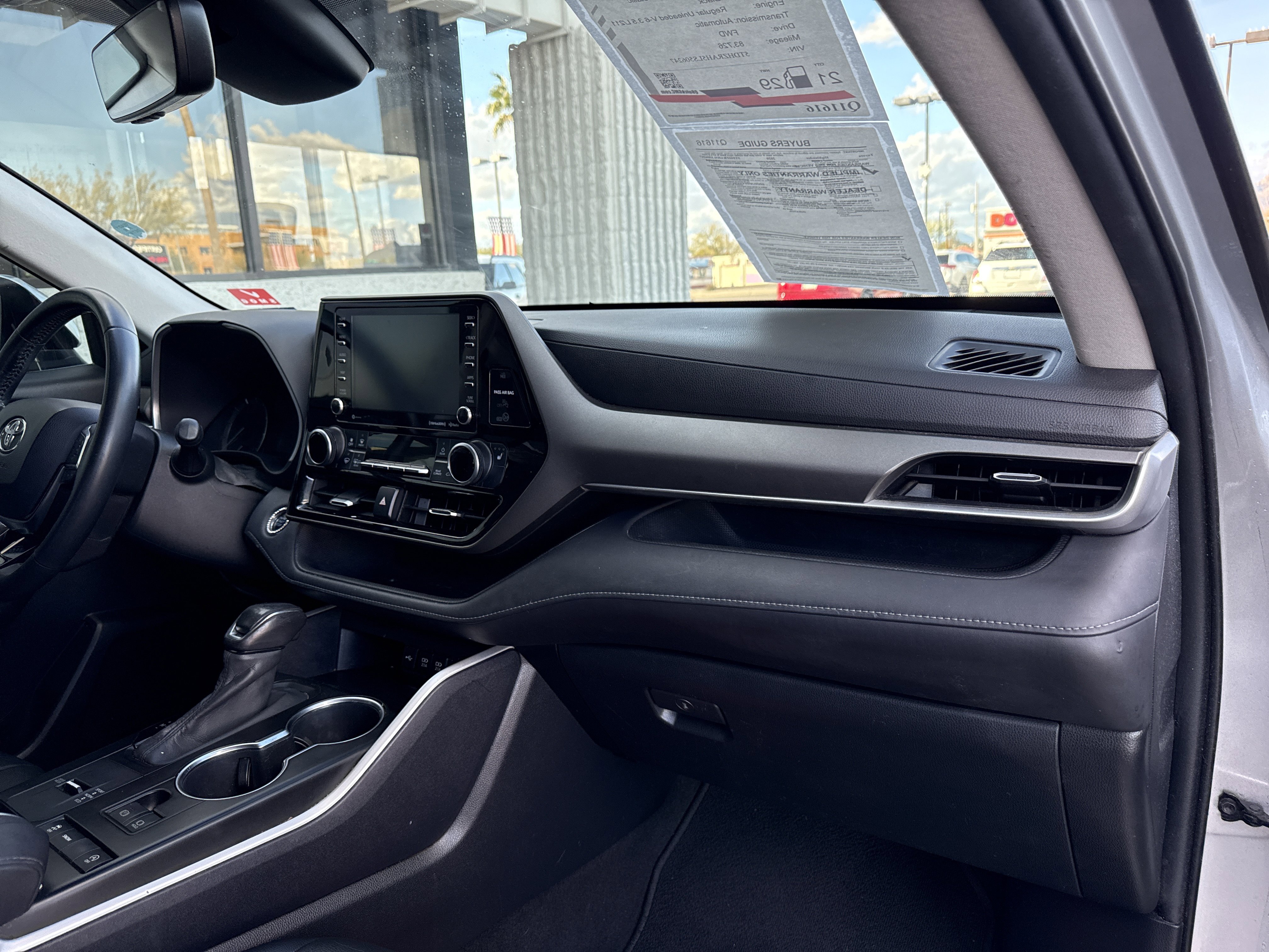 Used 2020 Toyota Highlander XLE image 29