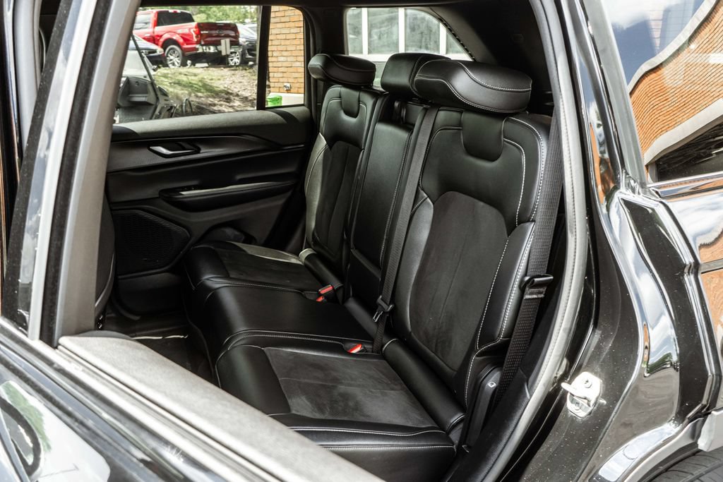 Used 2023 Jeep Grand Cherokee Altitude AWD/4WD image 19