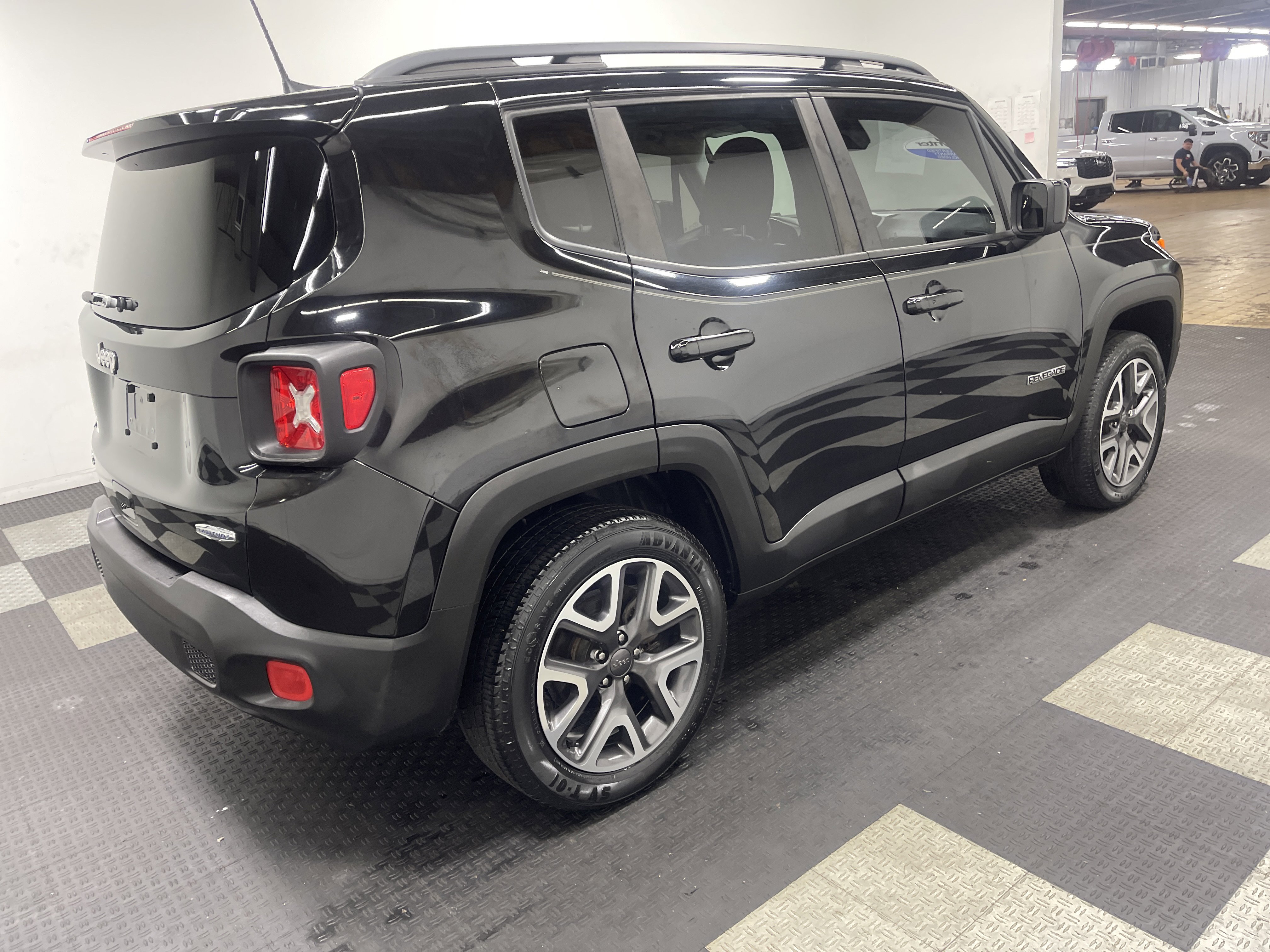 Used 2018 Jeep Renegade Latitude w/ Cold Weather Group image 5