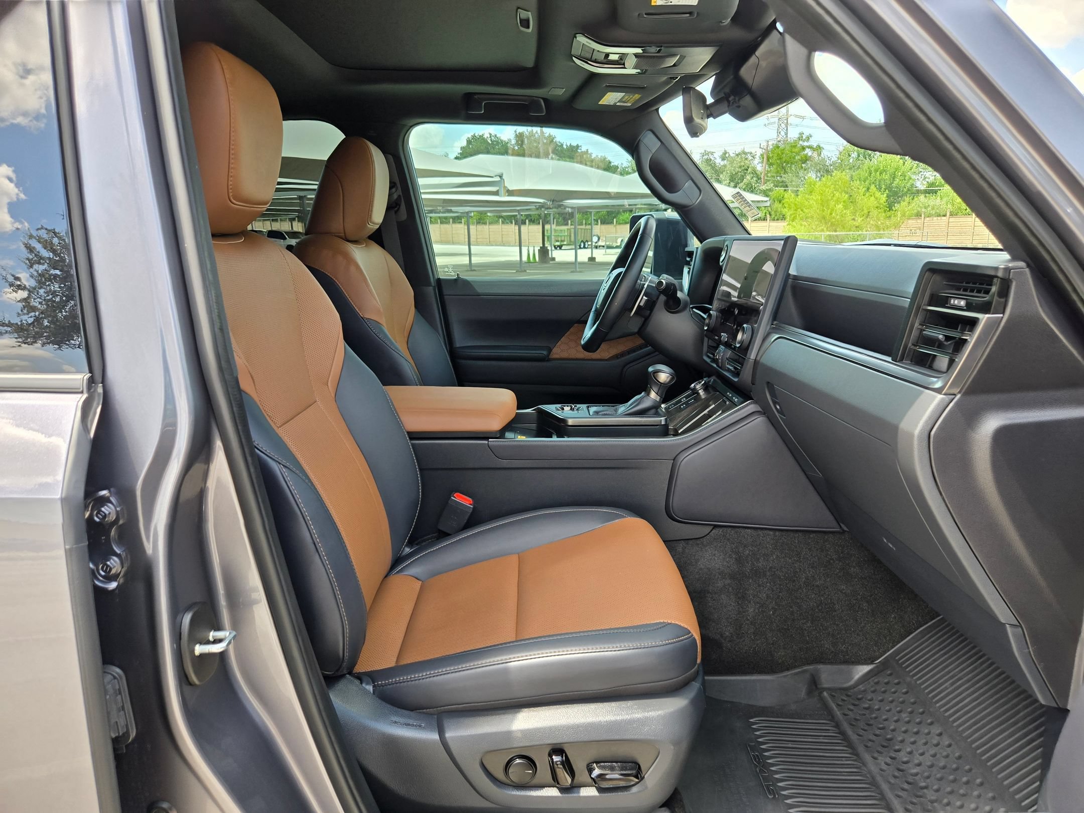 Used 2025 Lexus GX 550 w/ Cold Area Package AWD/4WD image 27
