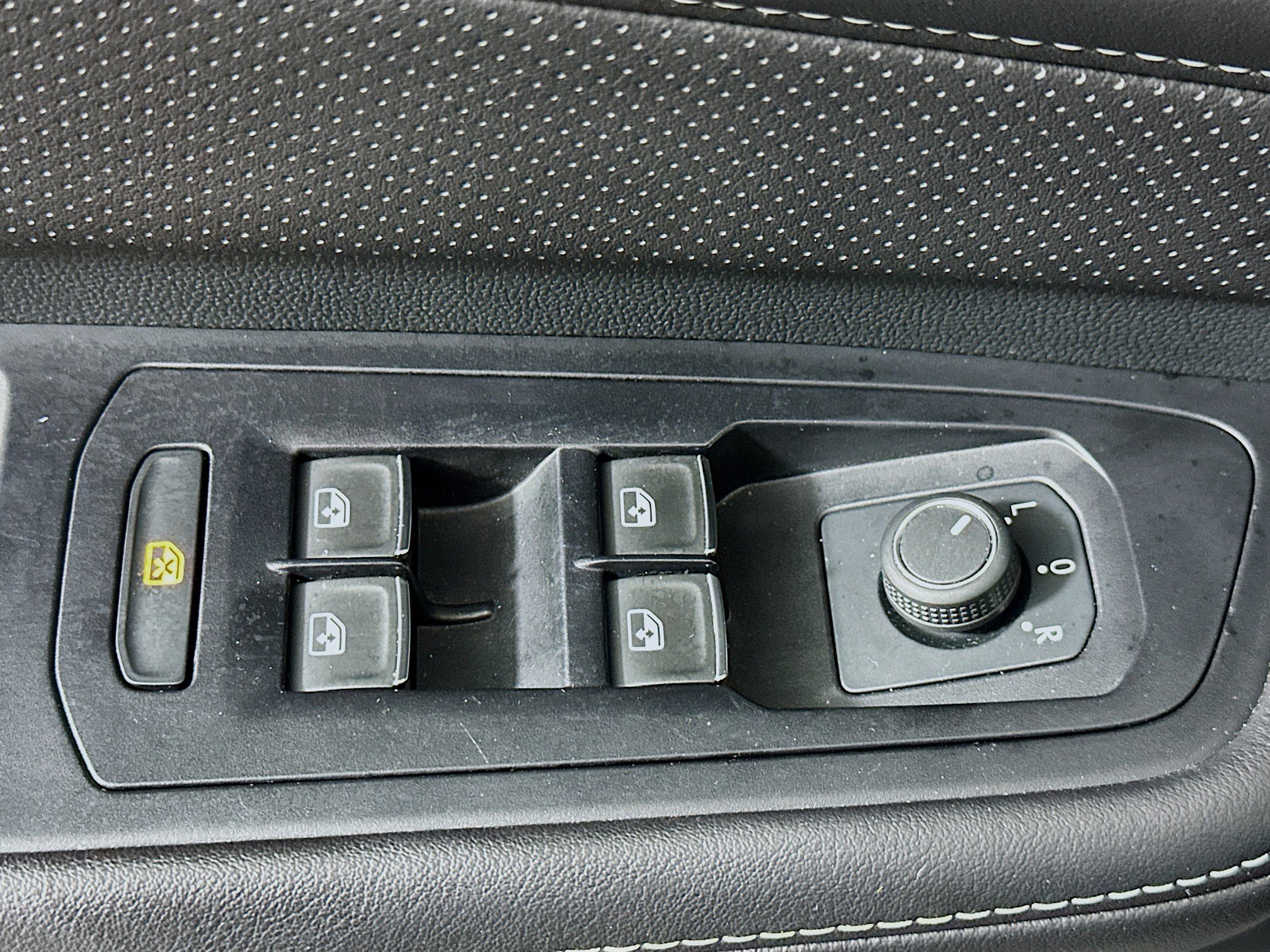 Used 2025 Volkswagen Atlas SE AWD/4WD image 15