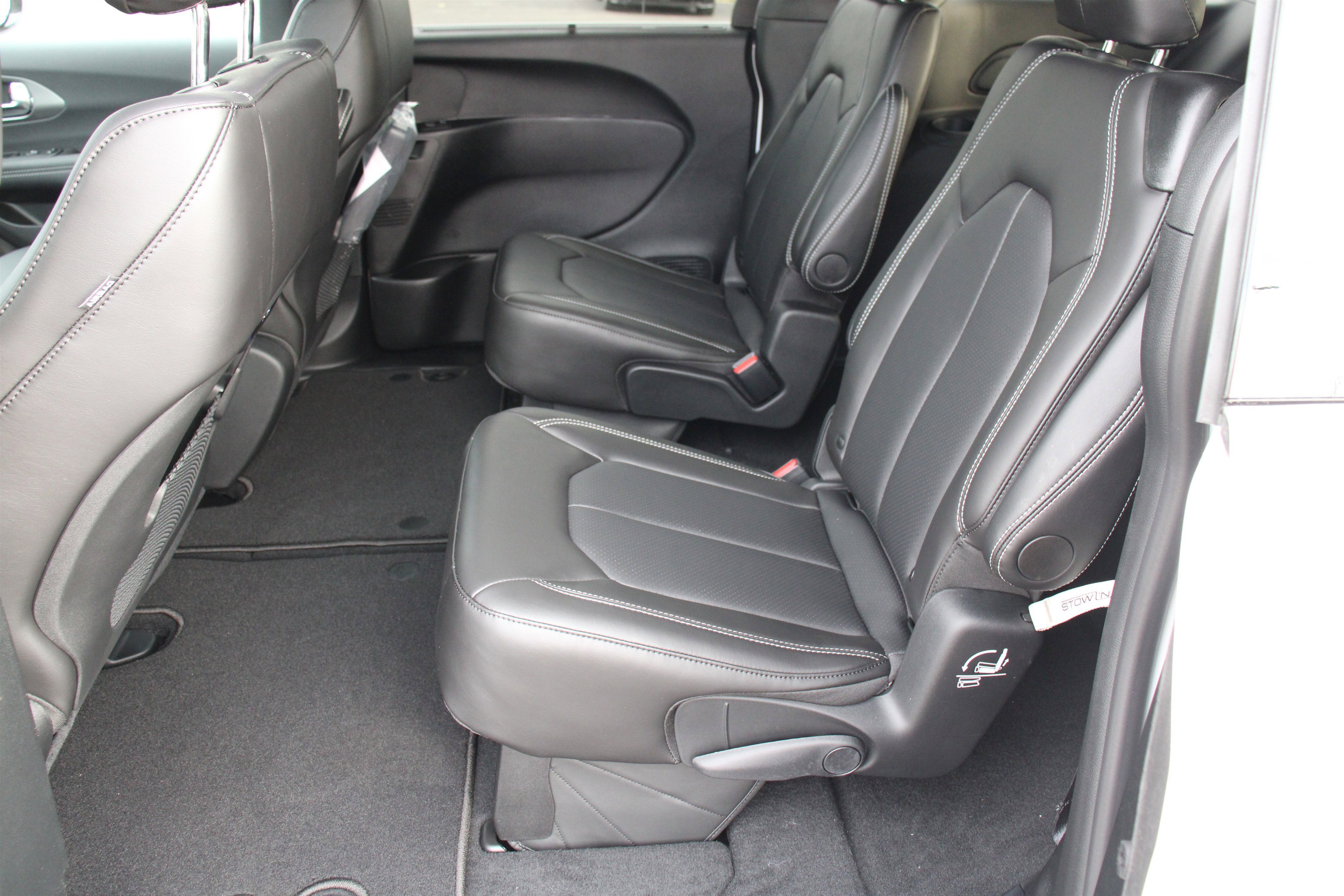 New 2026 Chrysler Pacifica Select AWD/4WD image 24