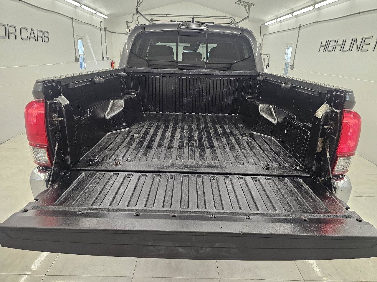 Used 2019 Toyota Tacoma SR5 AWD/4WD image 7