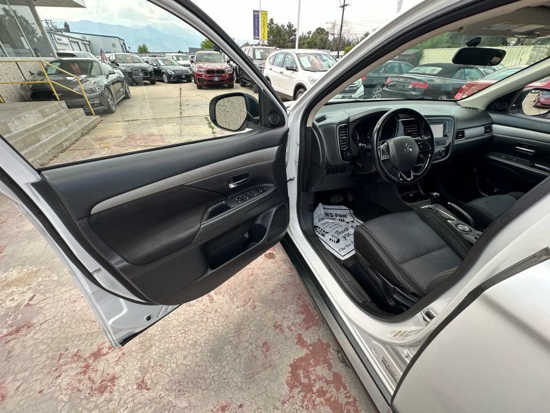 Used 2016 Mitsubishi Outlander SE AWD/4WD image 9