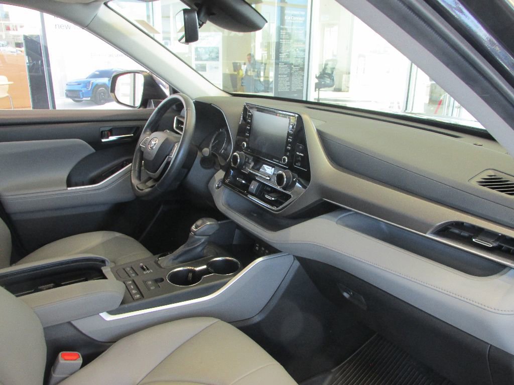 Used 2022 Toyota Highlander XLE image 31