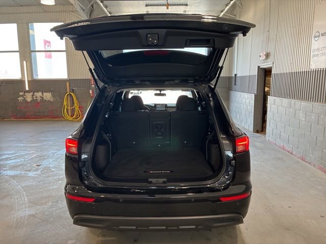 Used 2024 Mitsubishi Outlander ES image 11