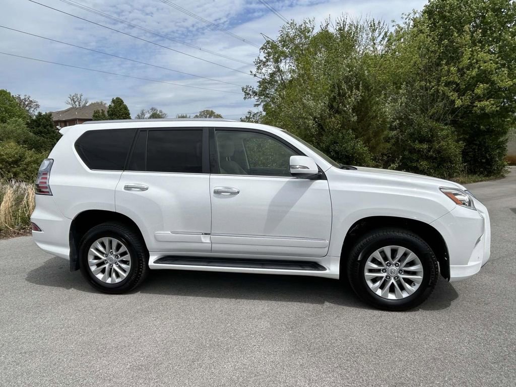Used 2017 Lexus GX 460 Premium w/ Premium Package image 2