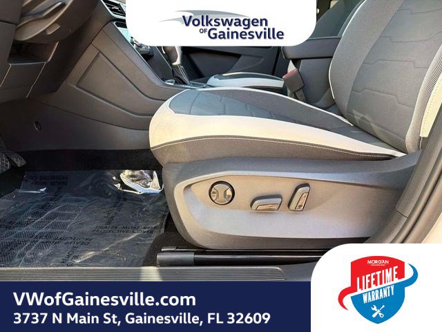 Used 2025 Volkswagen Taos SE FWD image 18