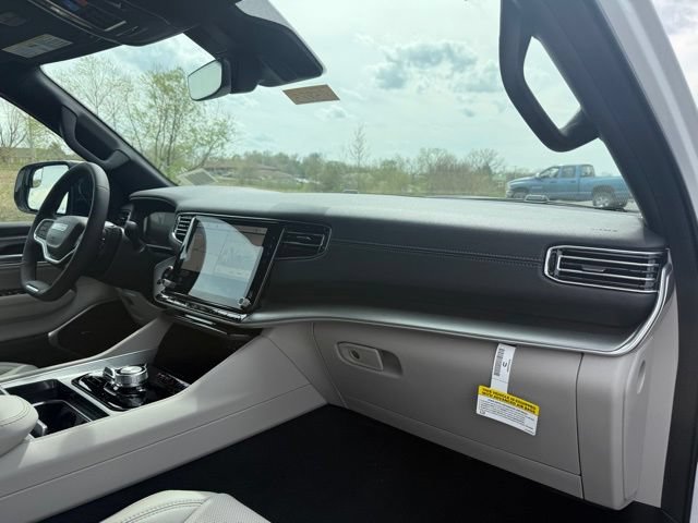 New 2026 Jeep Grand Wagoneer L 4WD w/ Premium Group I image 17