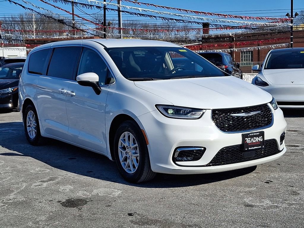 Used 2023 Chrysler Pacifica Touring-L image 4