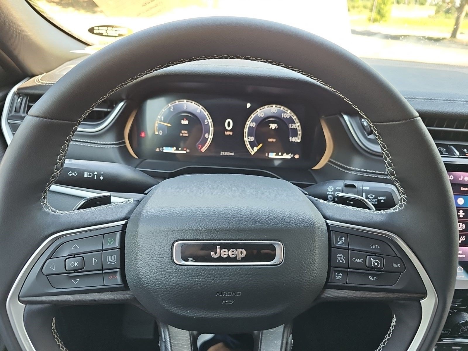Used 2025 Jeep Grand Cherokee Limited AWD/4WD image 21