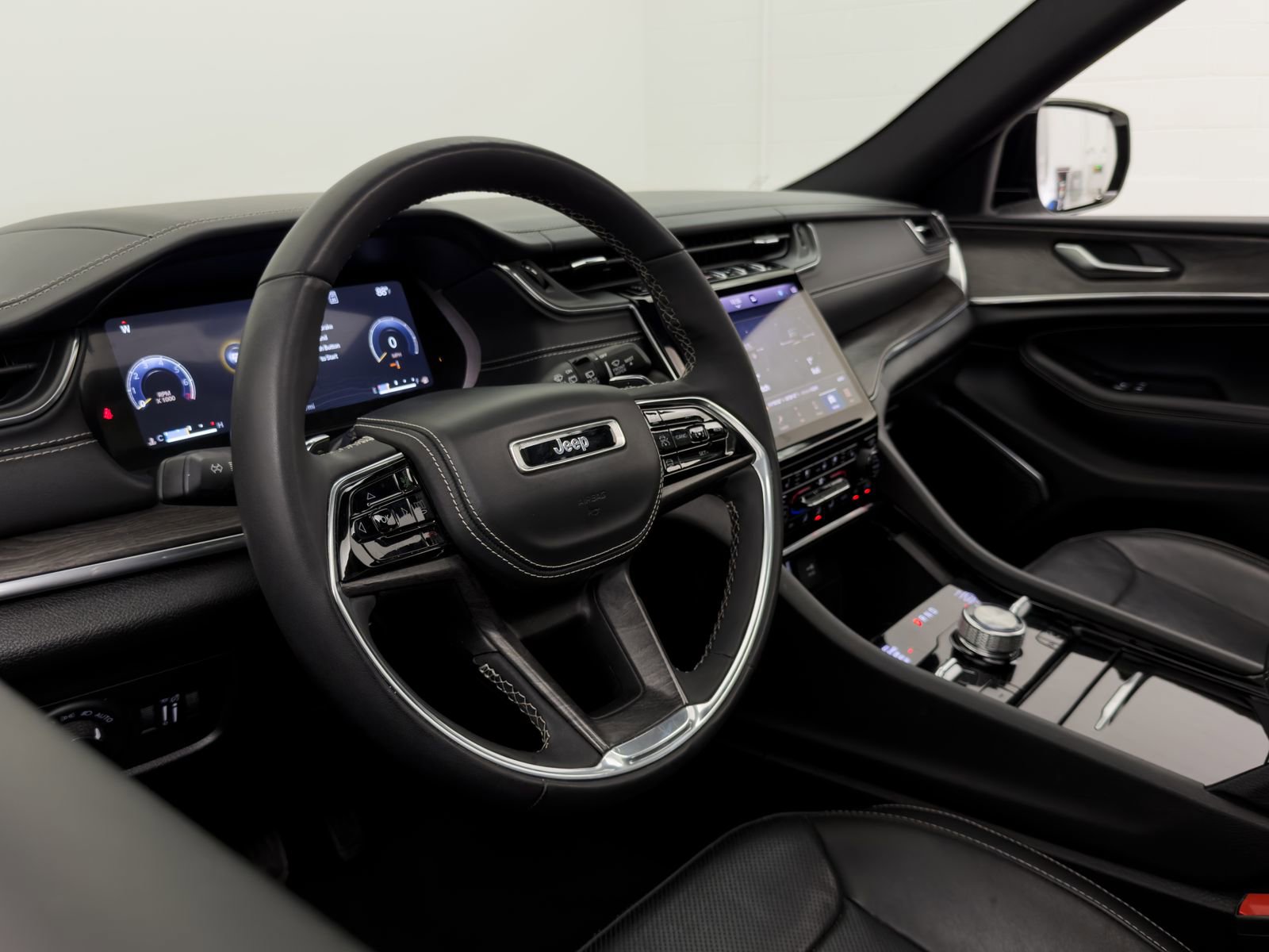 Used 2023 Jeep Grand Cherokee Overland AWD/4WD image 15