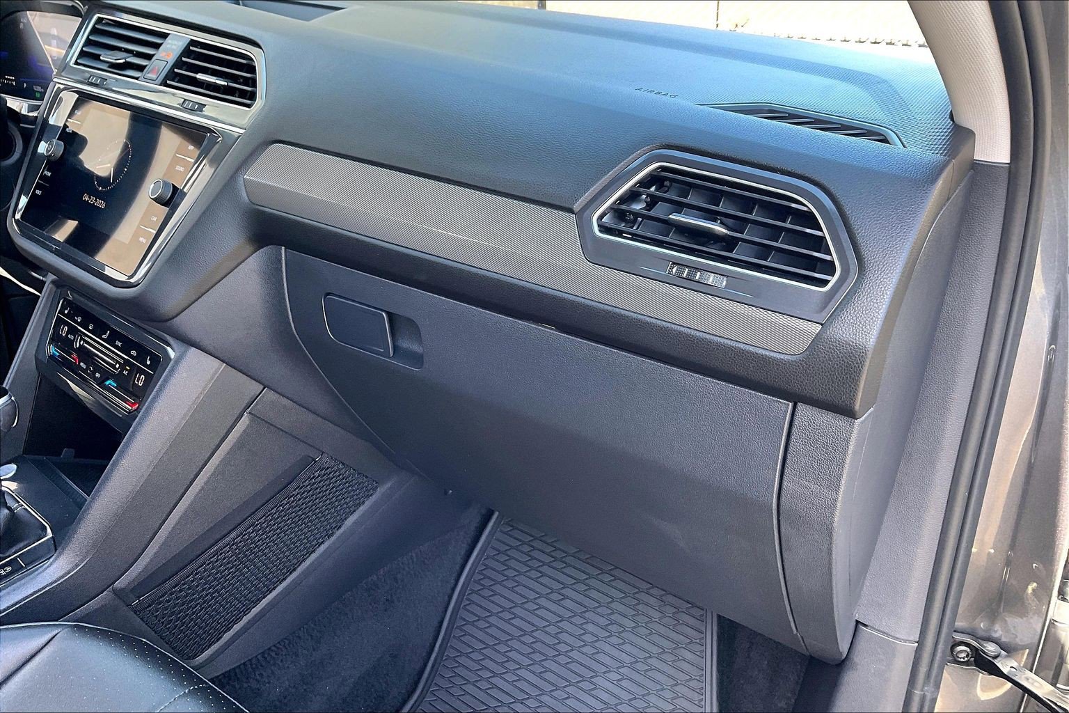 Certified 2024 Volkswagen Tiguan SE w/ Panoramic Sunroof Package FWD image 16