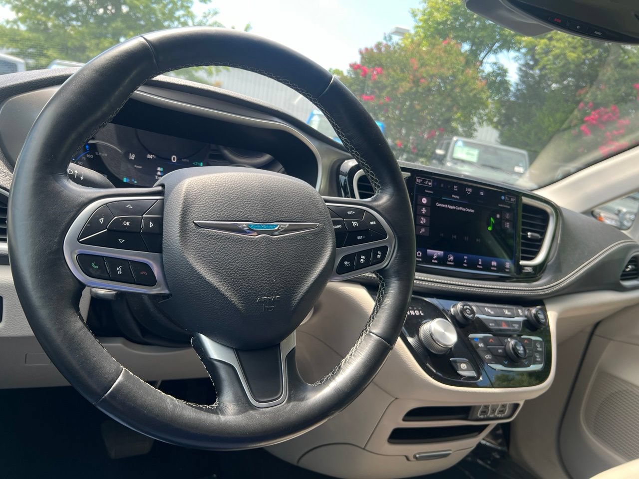 Used 2021 Chrysler Pacifica Touring-L FWD image 31