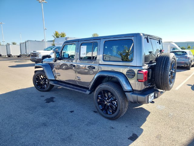 Used 2025 Jeep Wrangler Unlimited Sahara AWD/4WD image 5