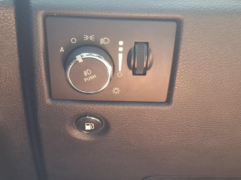 Used 2020 Jeep Grand Cherokee Altitude RWD image 18