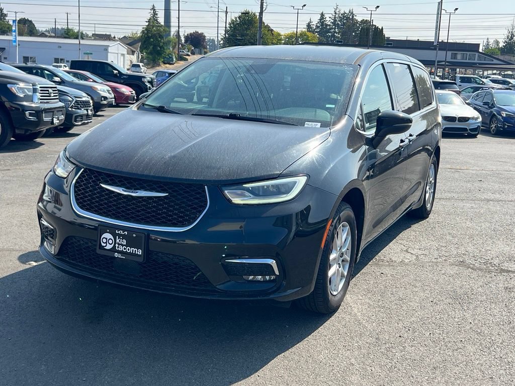 Used 2023 Chrysler Pacifica Touring-L FWD image 3