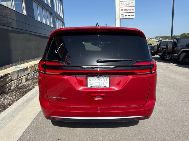 New 2027 Chrysler Pacifica Select FWD image 4