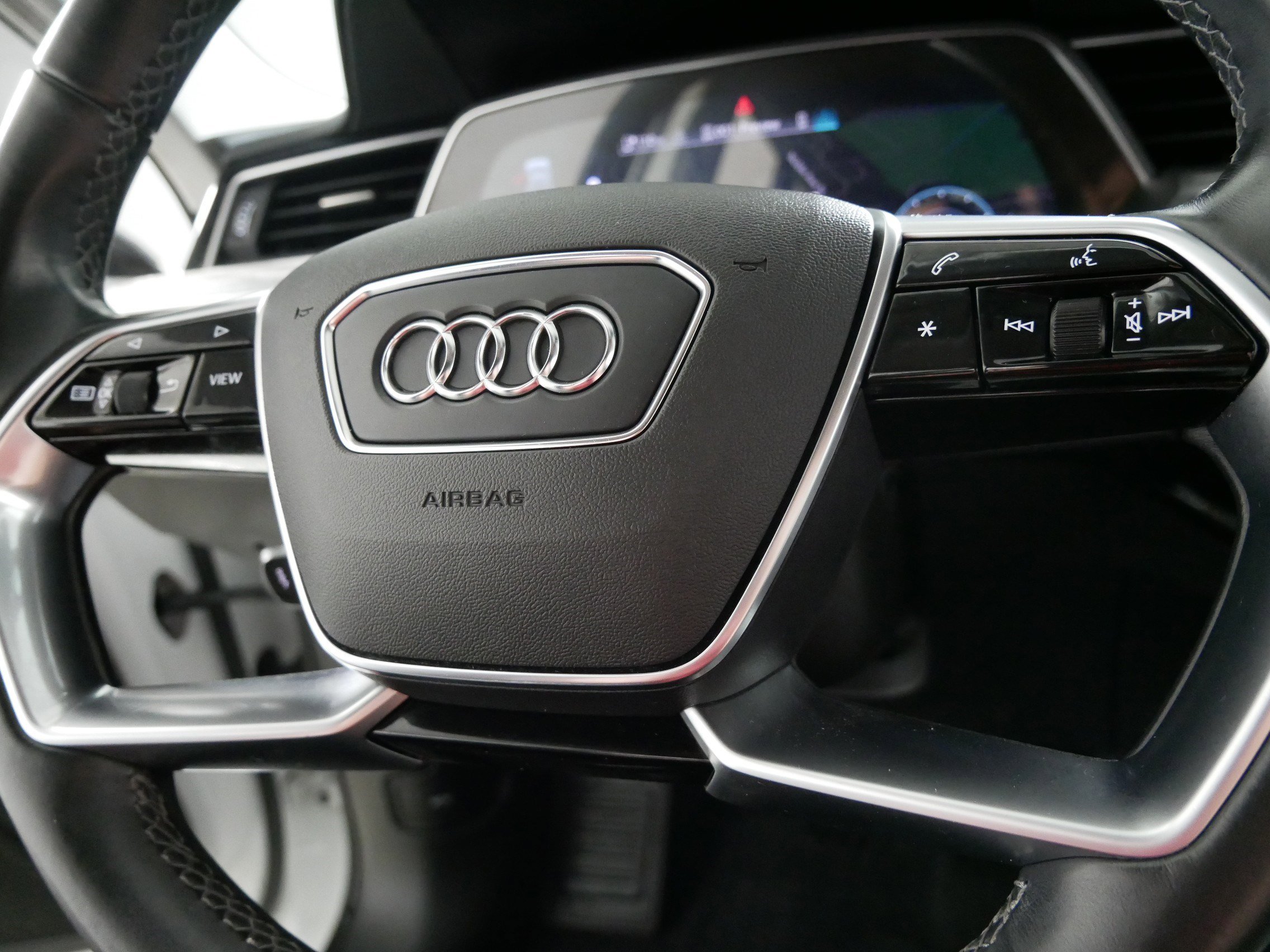 Used 2021 Audi e-tron Premium w/ Towing Package image 25