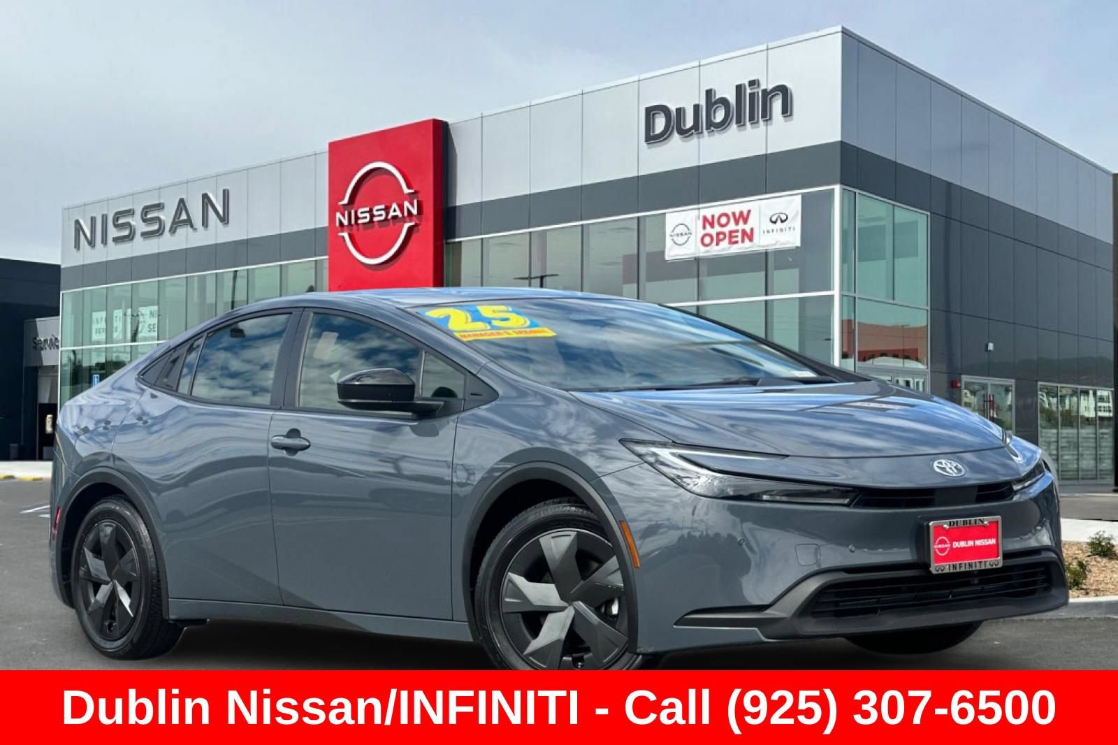 Used 2025 Toyota Prius LE FWD image 2