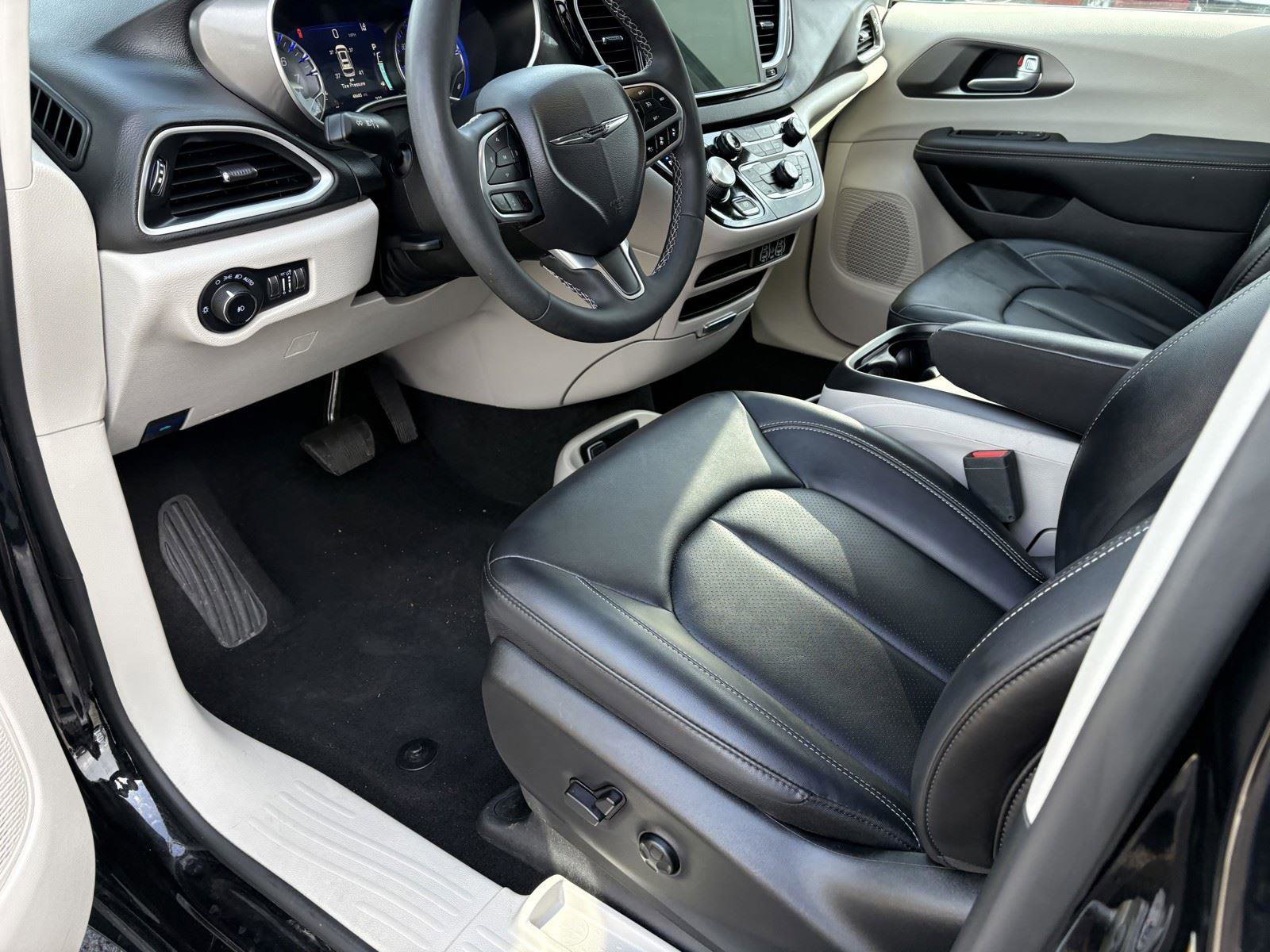 Used 2024 Chrysler Pacifica Touring-L FWD image 15