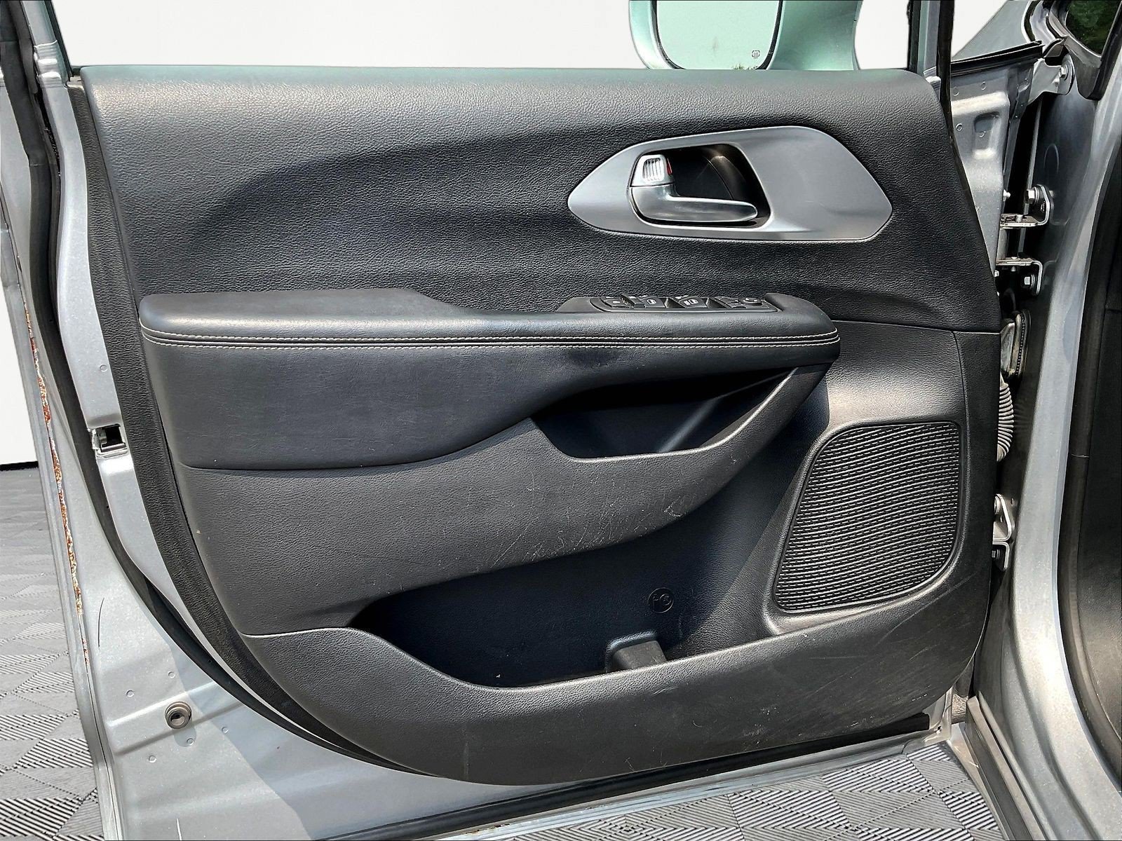 Used 2019 Chrysler Pacifica Touring Plus w/ Advanced Safetytec Group FWD image 20