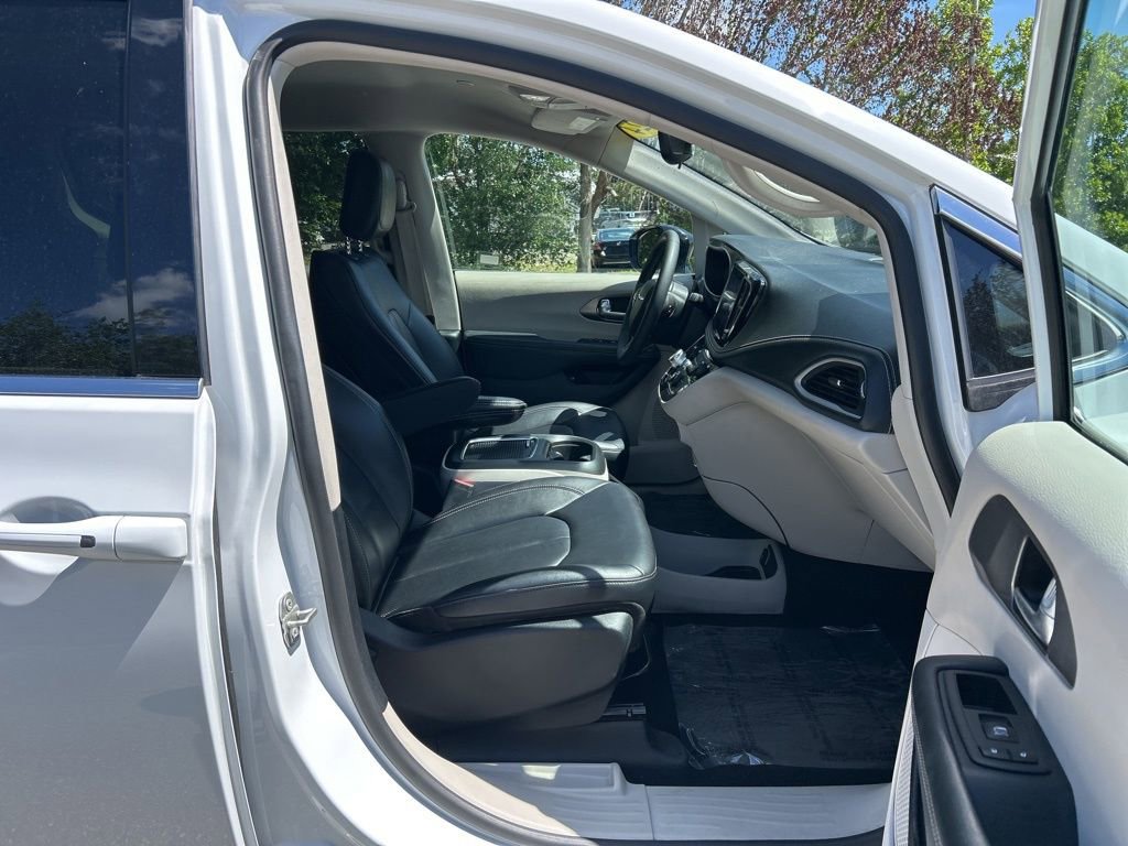 Used 2024 Chrysler Pacifica Limited FWD image 45