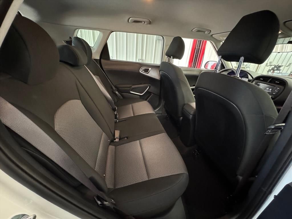 Certified 2025 Kia Soul LX w/ LX Technology Package FWD image 4